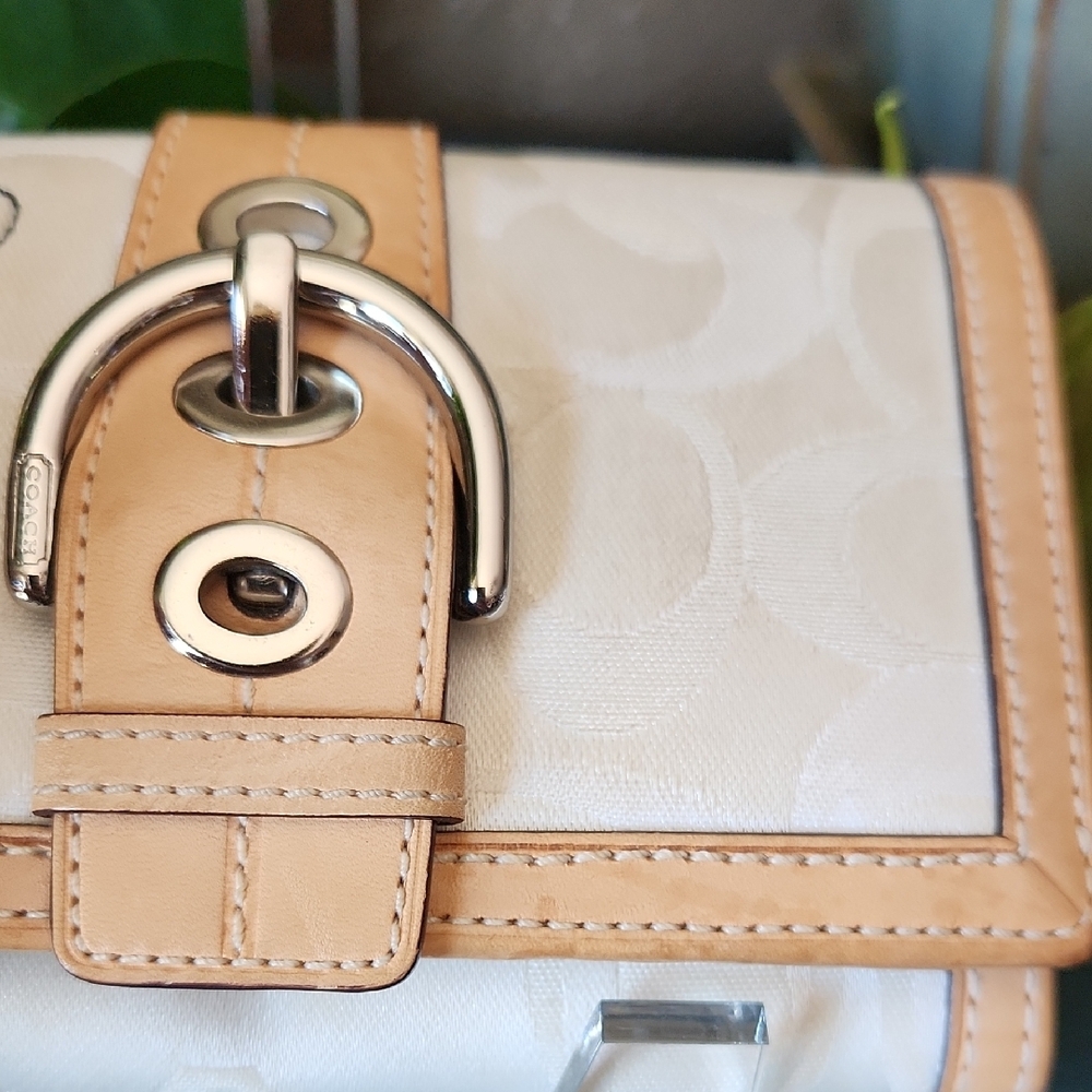 Coach Soho Rare Vintage Bee Wallet EUC - Picture 12 of 16